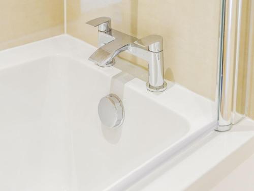 a bathroom sink with a chrome faucet at Horseshoe - Uk30759 in Bream