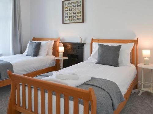 sypialnia z 2 łóżkami i 2 świecami na stołach w obiekcie Moor View w mieście Delabole