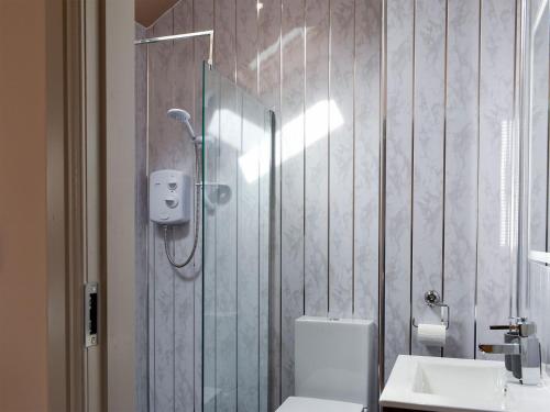 La salle de bains est pourvue d'une douche, de toilettes et d'un lavabo. dans l'établissement Hen House - Uk31827, à Rimington