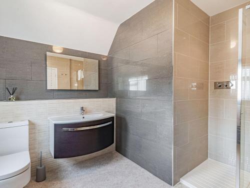 y baño con aseo, ducha y lavamanos. en Seacroft Lodge, en Skegness