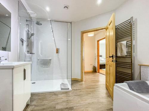 een badkamer met een douche, een toilet en een wastafel bij Post Office Cottage in Skaill