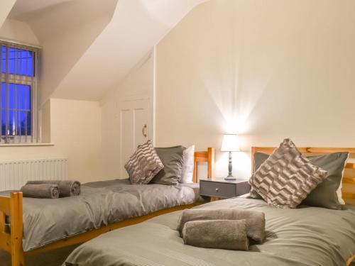 Pokój z 2 łóżkami i oknem w obiekcie Stonebank Cottage - Uk35686 w mieście Hunwick