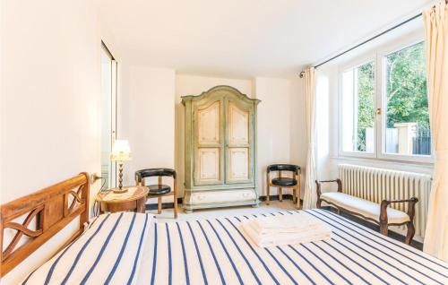 una camera con letto, sedie e finestra di Girasole a San Michele di Pagana