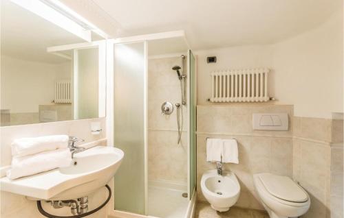 een badkamer met een wastafel, een toilet en een douche bij Girasole in San Michele di Pagana