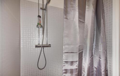 eine Dusche im Bad mit Duschvorhang in der Unterkunft Cozy Home In rjng With Wifi in Hjällen