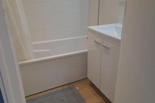 ein weißes Bad mit einem Waschbecken und einem WC in der Unterkunft Grenoble appartement pour 4 proche du centre ville in Grenoble