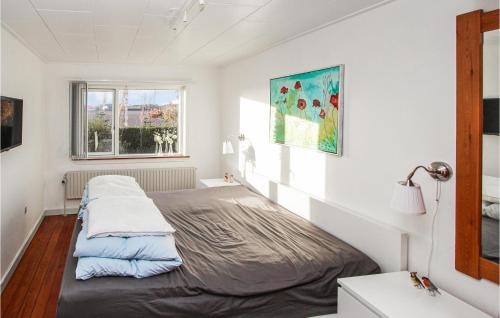 um quarto com uma cama e uma janela em Amazing Home In Sams With Kitchen em Nordby