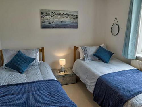 two beds sitting next to each other in a bedroom at St Andrews in Tilmanstone