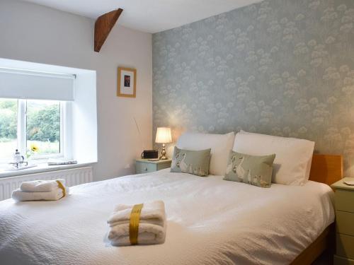 Un pat sau paturi într-o cameră la Front Row Cottage, River View