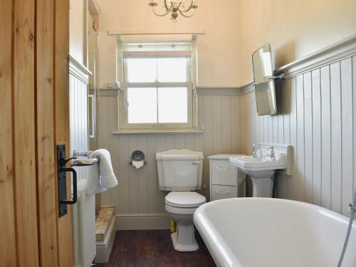 een badkamer met een toilet, een wastafel en een bad bij Dark Lane in Chesterfield