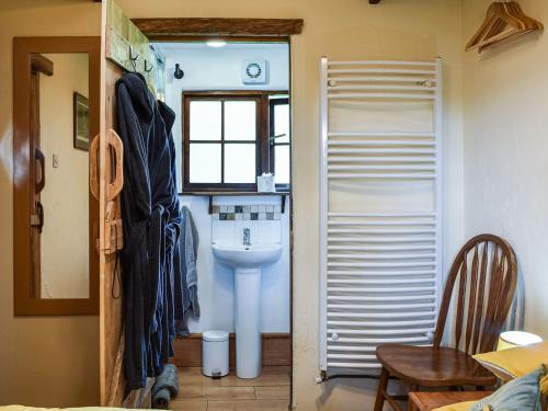 een badkamer met een wastafel en een toilet bij Toms Cabin - Uk35173 in Elmsted