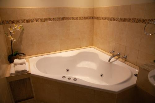 y baño con bañera y lavamanos. en Rose Cottage. Cosy, eco-friendly cottage in Yarra Glen., en Yarra Glen