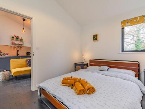 1 dormitorio con 1 cama grande y 1 silla amarilla en Stars Special Sanctuary - Uk36785, en Sutton Valence