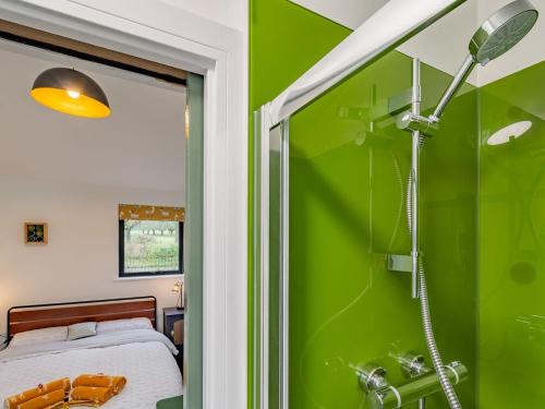 baño verde con cama y ducha en Stars Special Sanctuary - Uk36785, en Sutton Valence