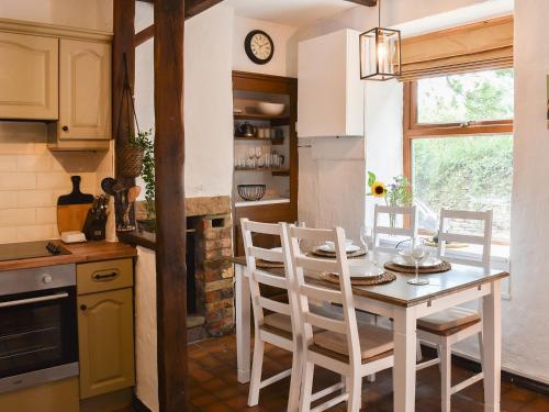 Dapur atau dapur kecil di Hoot Cottage