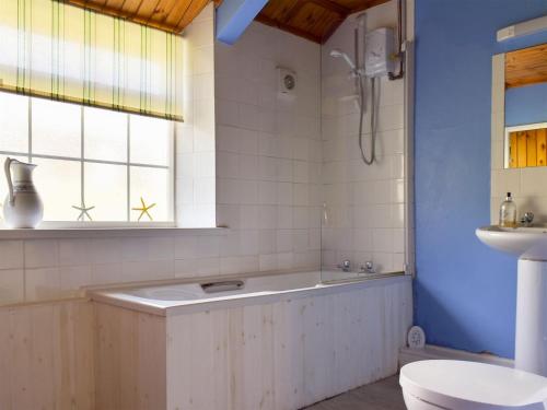 W łazience znajduje się prysznic, umywalka i toaleta. w obiekcie Well Farm Cottage - Uk11879 w mieście North Tamerton