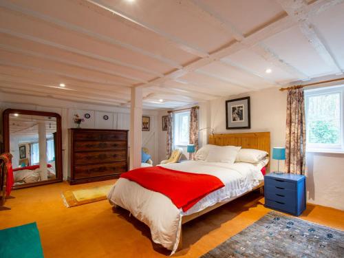 Highlands Farmhouse في Dallington: غرفة نوم بسرير كبير ومرآة كبيرة