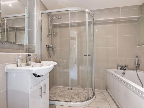 y baño con ducha, lavabo y bañera. en The Granary - Uk36124 en Horsington
