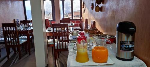 una mesa con dos vasos de jugo de naranja. en Hostal Rumi Huasi, en Chachapoyas