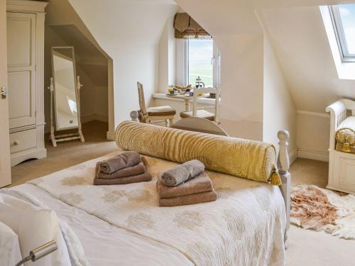 een slaapkamer met een groot bed en handdoeken bij Bay View in Whitley Bay