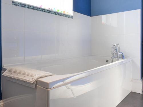 bañera blanca con grifo en el baño en Upper Deck en Turnchapel