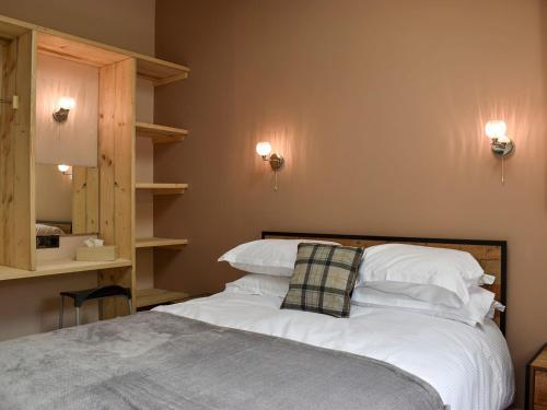 a bedroom with a bed with white sheets and pillows at Roosters Rest - Uk31826 in Rimington