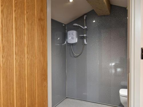 La salle de bains est pourvue d'une douche et de toilettes. dans l'établissement Roosters Rest - Uk31826, à Rimington