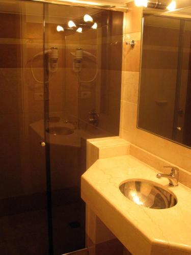 Kylpyhuone majoituspaikassa Hotel Céntrico