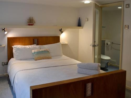 En eller flere senge i et værelse på Moderno-uk12748