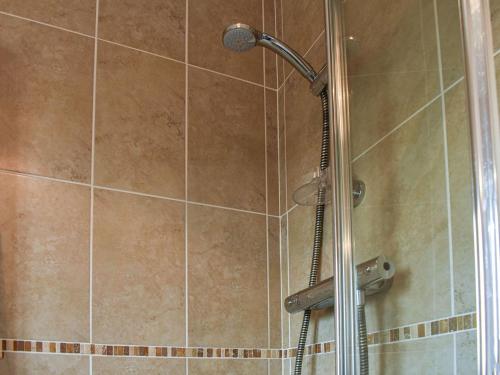 y baño con ducha con cabezal de ducha. en Harlie House en Whitby
