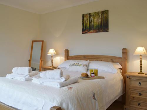 1 dormitorio con 1 cama con toallas en Pengelli Cottage, en Eglwyswrw