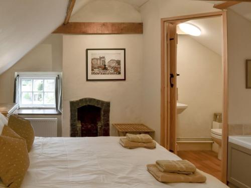 Hotham的住宿－Apple Loft，一间卧室配有一张床,上面有两条毛巾