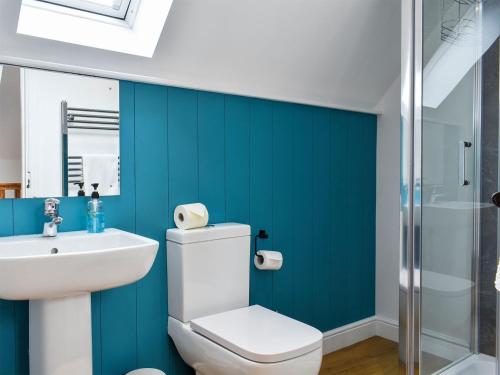 bagno con servizi igienici bianchi e lavandino di Fallow Cottage - Uk33488 a Hadleigh