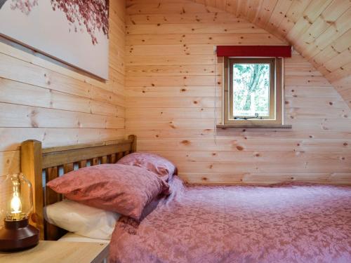 1 dormitorio con 1 cama en una cabaña de madera en Mountain View - Uk34179 en Cilycwm