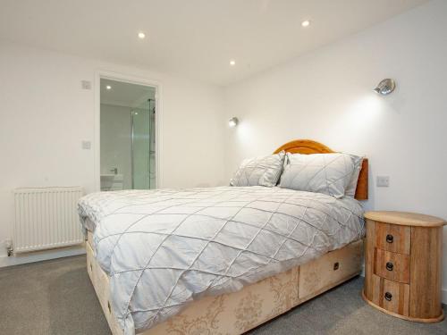 um quarto com uma cama com uma cabeceira de madeira em Croftys Celder - Uk35181 em Pool