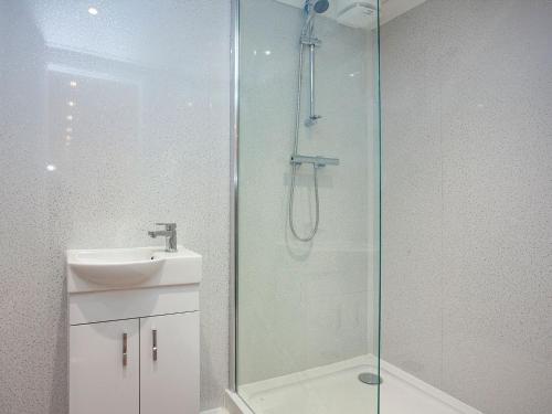 Ett badrum på Croftys Celder - Uk35181
