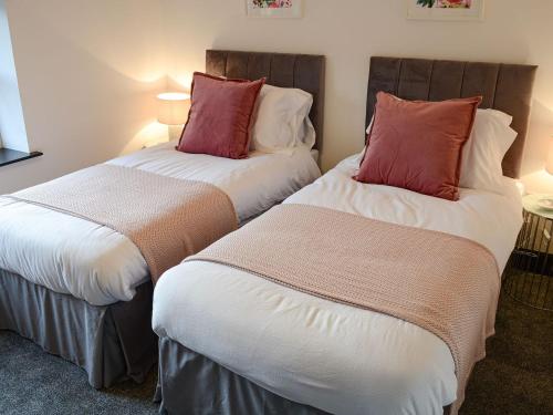 Katil atau katil-katil dalam bilik di Mile End Cottage