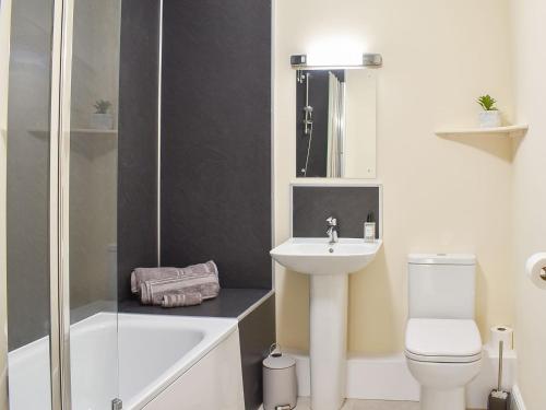 La salle de bains est pourvue d'un lavabo, de toilettes et d'une douche. dans l'établissement One Dorchester Drive - Uk32037, à Inglewhite