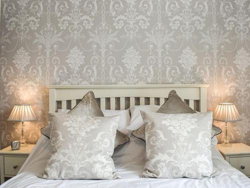 una camera con un letto bianco e 2 lampade di Flat 3 Avon Villa a Bradford on Avon