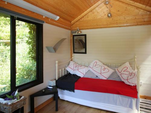 um quarto com uma cama no canto de um quarto em Red Lodge - Uk10988 em Llandogo