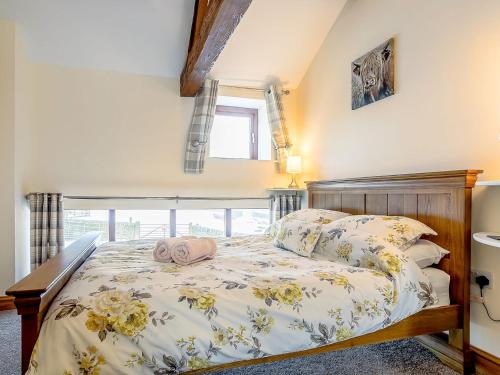 Un pat sau paturi într-o cameră la Woodlands Clough - Uk32387