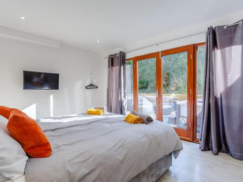 ein Schlafzimmer mit einem großen Bett und einem großen Fenster in der Unterkunft Waterside Lodge Three - Uk33350 in Southowram