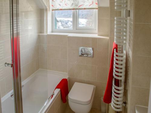 y baño con bañera, aseo y ducha. en Lake View, en Bowness-on-Windermere
