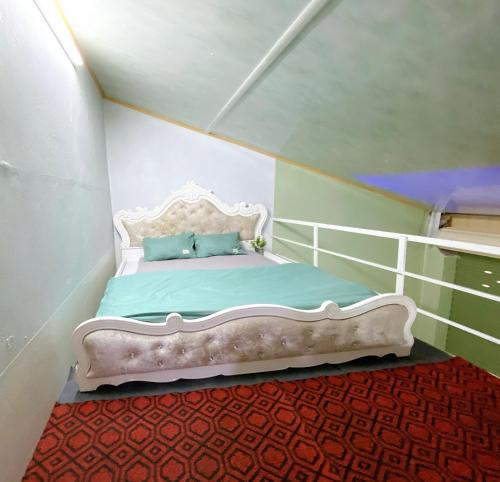 a bedroom with a white bed with a red carpet at Cúc cu Homestay 3 in Kiến An