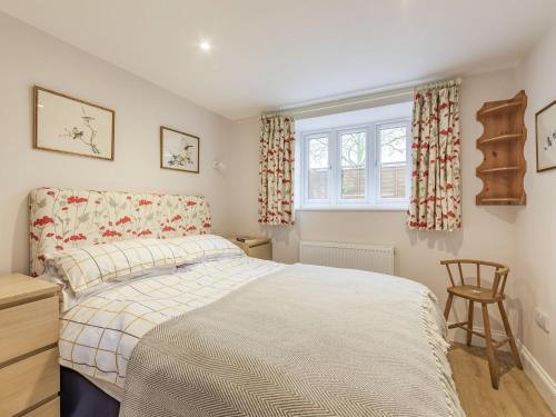 um quarto com uma cama, uma secretária e uma janela em The Stables At Wells-in-the-field Farm em Whitchurch