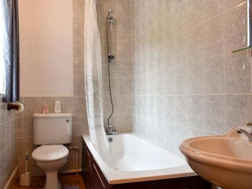 ein Badezimmer mit einer Badewanne, einem WC und einem Waschbecken in der Unterkunft Honeybags-uk12422 in Widecombe in the Moor