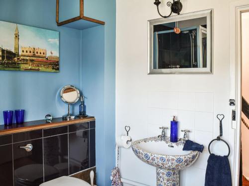 uma casa de banho com um lavatório e um espelho em Canons Hall Cottage em Wingham