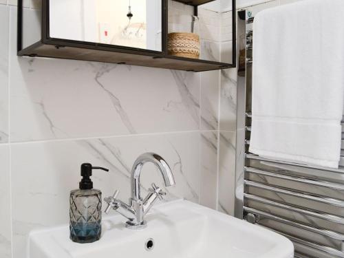 牛頓史都華的住宿－Cairnsmore - Uk34533，浴室水槽和肥皂机