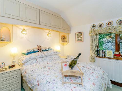 een slaapkamer met een groot bed en een tafel bij The Gatehouse-uk11836 in Dronfield