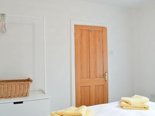 2 asciugamani su un letto con porta in legno di Sunnyside Cottage a Whitby